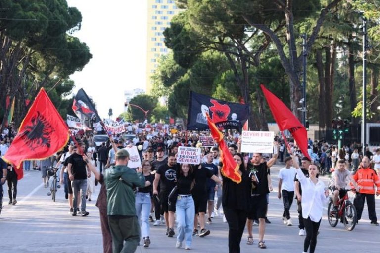 Qytetarët sërish protestë në Tiranë kundër resortit në Zvërnec