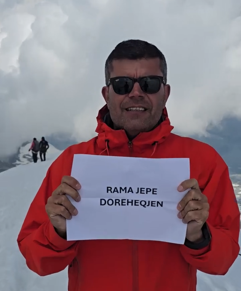 PD 'merr malet' pas përjashtimit nga sheshi i protestës, politologu kërkon dorëheqjen e Kryeministrit nga Alpet e Zvicrës