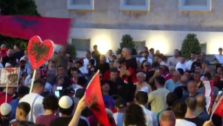 Protesta, sulmohen partitë e vogla: Mos ta përdorin për fushata dhe qëllime personale