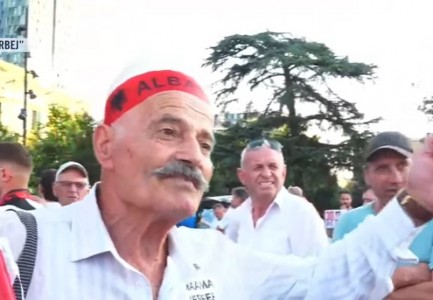 Nis protesta e 30-të/ Qytetari thirrje ambasadorit të SHBA: Na i hiq këta politikanë që po vjedhin vendin