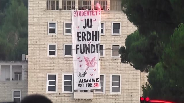 Studentët shpalosin banderolën “Ju erdhi fundi” te Politekniku, ndërhyn policia, protestuesit nisen drejt universitetit