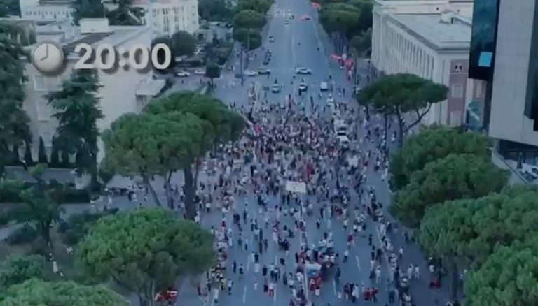 VIDEO/ Pamjet me dron, ja pjesëmarrja në protestën e sotme para Kryeministrisë