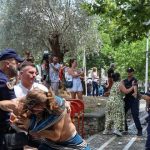Shansi i humbur i opozitës së selfieve për t’u bërë mur mes policisë dhe protestuesve