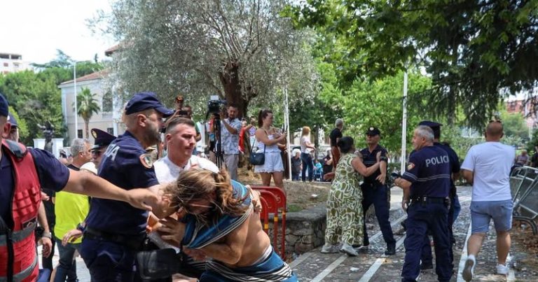 Shansi i humbur i opozitës së selfieve për t’u bërë mur mes policisë dhe protestuesve