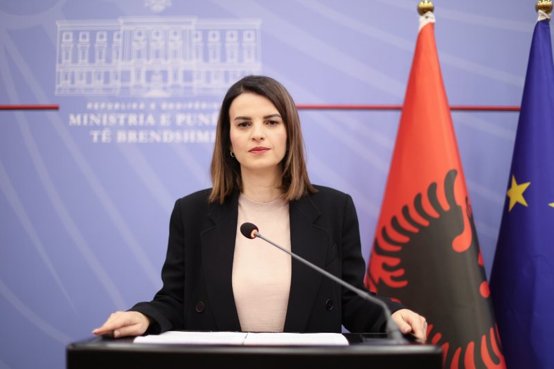 Koçiu reagon për incidentet jashtë Kuvendit: Dhuna e papranueshme, skenarët për destabilizim do të dështojnë