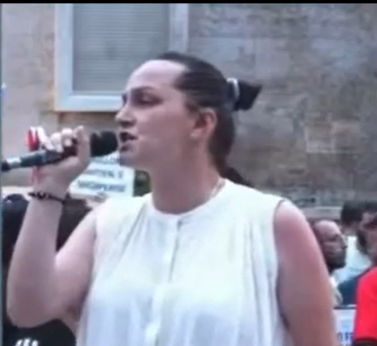 Protesta, aktivistja Kokaj-opozitës: Ku ishit sot kur protestuesit u morën zvarrë para parlamentit?