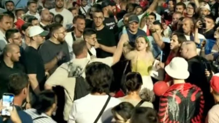 VIDEO/ Tensione në protestën para Kryeministrisë, qytetari lag me ujë një grua në turmë