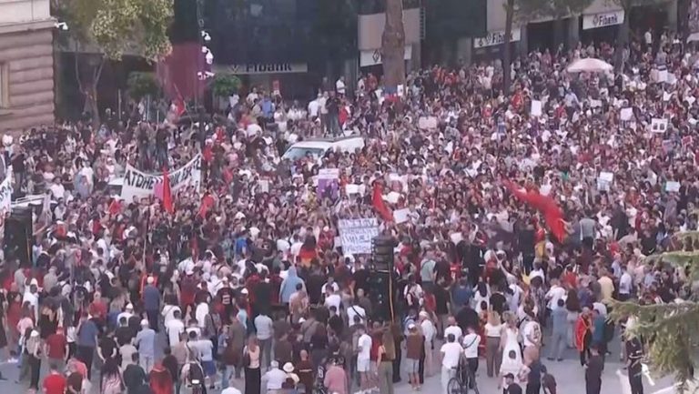 “Opozitë e shitur”, “Qeveri teknike”, “Revolucion”/ Protesta shkund kastën politike, ja mesazhet në shesh