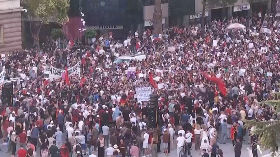 “Opozitë e shitur”, “Qeveri teknike”, “Revolucion”/ Protesta shkund kastën politike, ja mesazhet në shesh