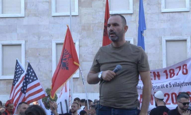Aktivisti i Adriatik Lapajt merr ‘në dorë’ protestën për Zvërnecin: Patronazhistat në turmë mos të provokojnë