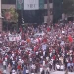 Asociacioni i Gazetarëve: Të shqetësuar nga shfaqja e pankartave gjatë protestave që vendosin në shënjestër mediat dhe gazetarët! Po dëmtohet e drejta e publikut për informim