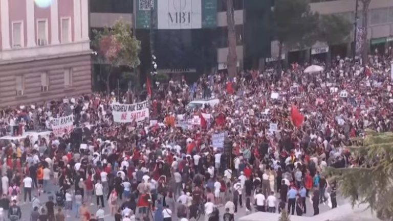 Asociacioni i Gazetarëve: Të shqetësuar nga shfaqja e pankartave gjatë protestave që vendosin në shënjestër mediat dhe gazetarët! Po dëmtohet e drejta e publikut për informim