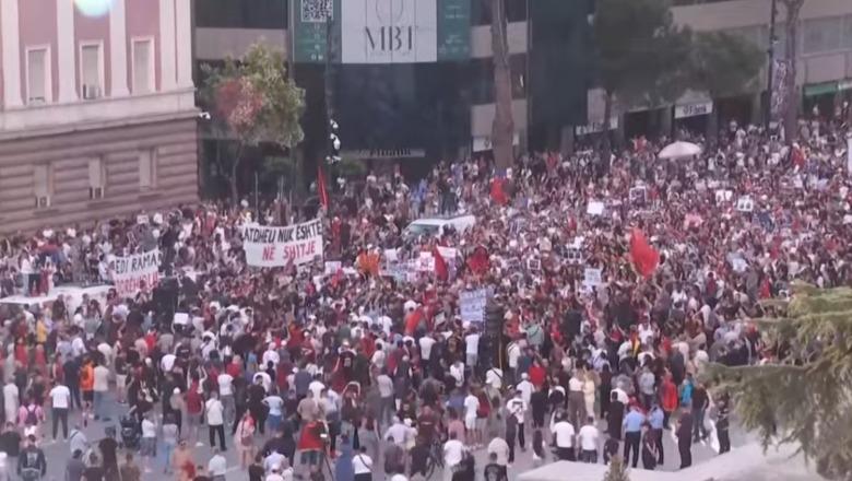 Asociacioni i Gazetarëve: Të shqetësuar nga shfaqja e pankartave gjatë protestave që vendosin në shënjestër mediat dhe gazetarët! Po dëmtohet e drejta e publikut për informim