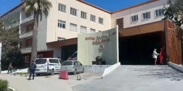 Një i plagosur me thikë transportohet me urgjencë në spitalin e Vlorës, policia nis hetimet
