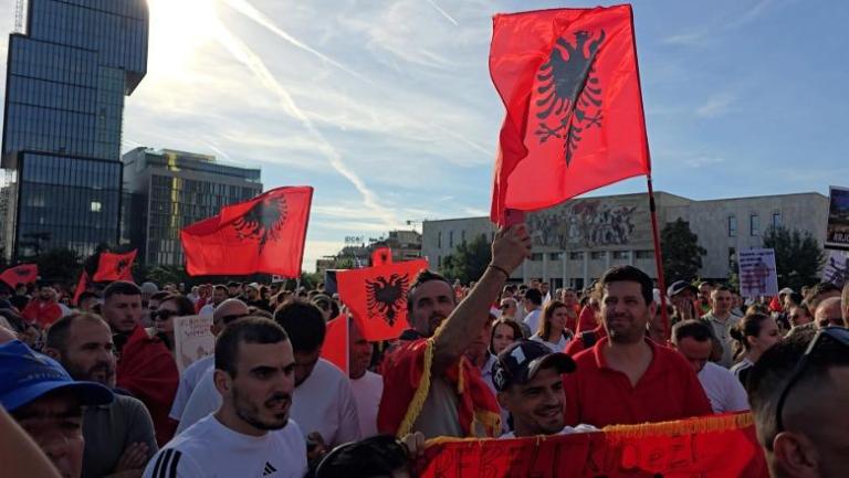 Sot dita 14-të e protestës! Protestuesit kërkojnë dorëheqjen e Ramës dhe Berishës