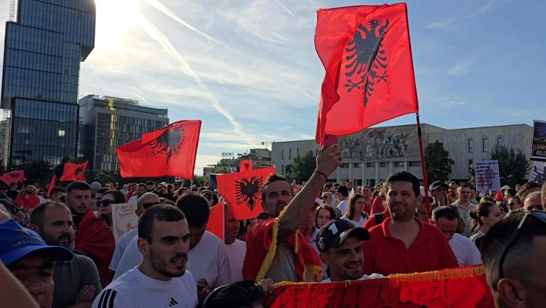 Sot dita 14-të e protestës! Protestuesit kërkojnë dorëheqjen e Ramës dhe Berishës