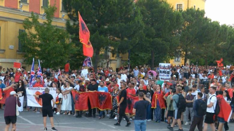 Qytetarët prej 15 ditësh në protestë, mblidhen para kryeministrisë: Dorëheqje! Në turmë persona të maskuar me kapuçë e syze