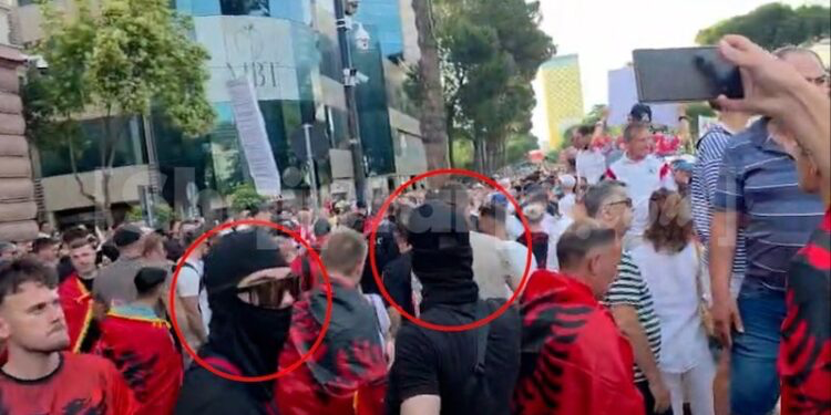 Tensione në protestë! Mbledhje të paligjshme kartash identiteti për peticion, persona me kapuçë të pranishëm