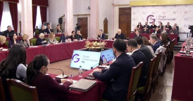 Pas protestave masive dhe largimit të Koçekut, PS mbledh nesër Kryesinë dhe grupin parlamentar