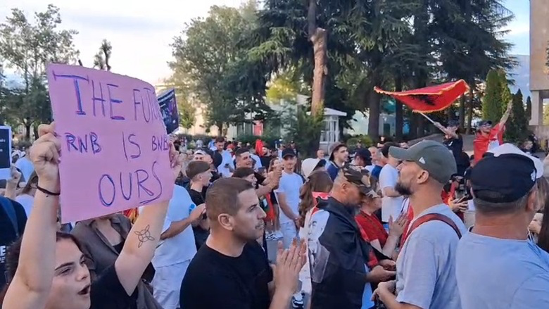 Bllokimi i Rinasit, protestuesi: Marshimi i paplanifikuar! Treguam që s’përçahemi, do të rrimë derisa Rama të dorëhiqet