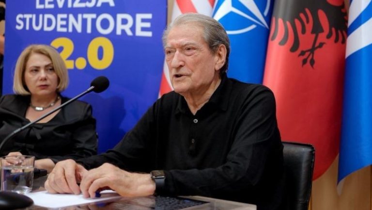 PD duartroket ata që po i sharrojnë degën ku është ulur