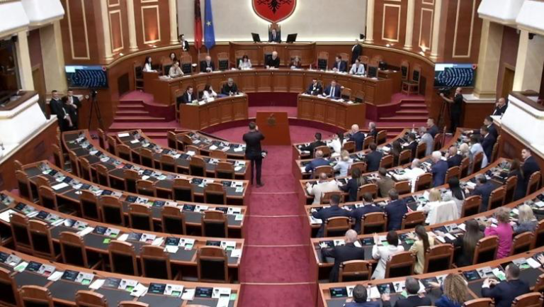 Rama në Kuvend, Shehaj nuk lejon procesin e votimit! Peleshi e përjashton: Vazhdoni në oborr me Tik-Tok-un tuaj