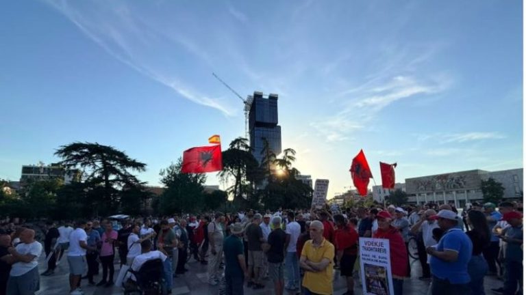 Protesta hyn në ditën e 19-të, nis grumbullimi në sheshin “Skënderbej”