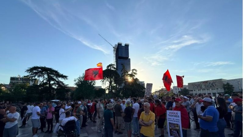 Protesta hyn në ditën e 19-të, nis grumbullimi në sheshin “Skënderbej”