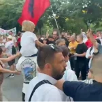 “Rama n’burg, Berisha n’burg”, protestuesit përplasen verbalisht me mbështetës të PD-së pranë selisë blu: Opozitë e shitur