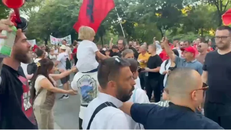 “Rama n’burg, Berisha n’burg”, protestuesit përplasen verbalisht me mbështetës të PD-së pranë selisë blu: Opozitë e shitur