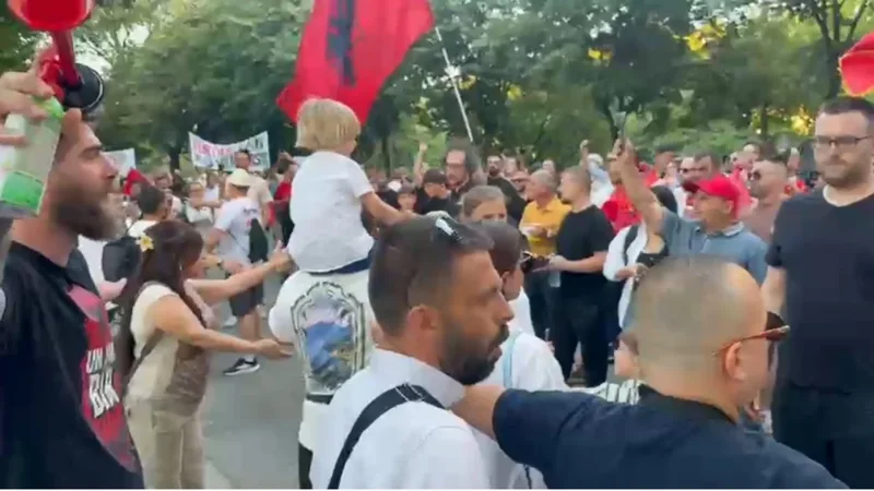 “Rama n’burg, Berisha n’burg”, protestuesit përplasen verbalisht me mbështetës të PD-së pranë selisë blu: Opozitë e shitur