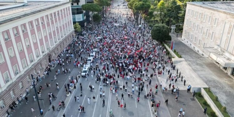 Rriten dyshimet: A po përdoret protesta nga partitë e vogla dhe opozita për interesa politike?