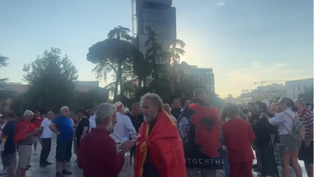 Dita e 22-të e tubimit në Tiranë/ Protestuesit mblidhen në sheshin “Skënderbej”, pritet marshimi i përhershëm drejt Kryeministrisë