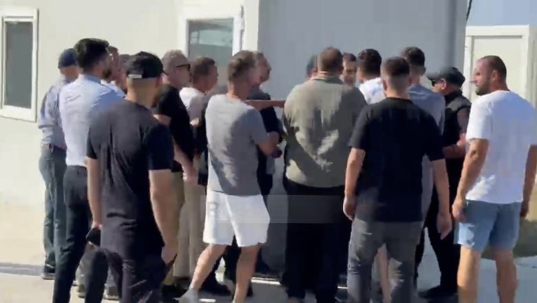 Tensione në Aeroportin e Vlorës, punonjësit e Behgjet Pacollit nxjerrin nga zyrat vartësit e Valon Ademit! Përplasen edhe me rojet e sigurisë