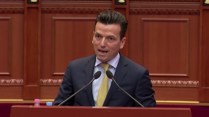 Ofendoi ministrin Malaj me fjalën ‘maskara’/ Byroja e Kuvendit lë në fuqi përjashtimin e Agron Shehajt nga parlamenti për 30 ditë