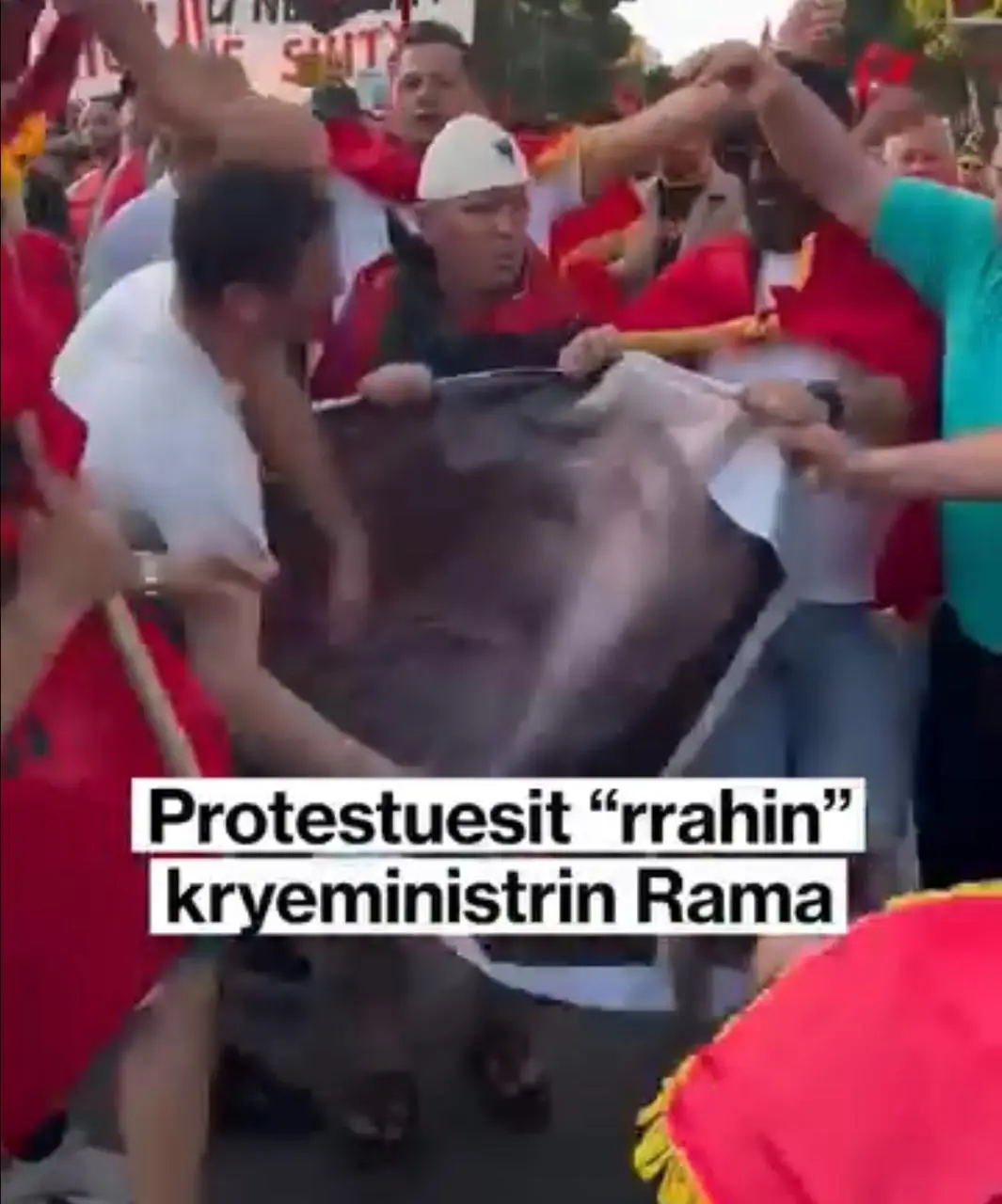 Ilir Demalia: Protesta e flamingove është spektakël, jo revoltë qytetare