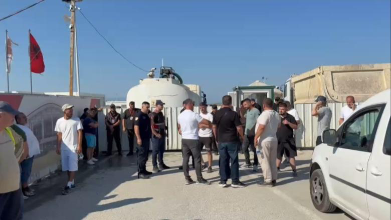 Sërish tensione në aeroportin e Vlorës, ‘2A Group’ e Valon Ademit bllokon hyrjen për punonjësit e Pacollit, vendos kamionë te dera