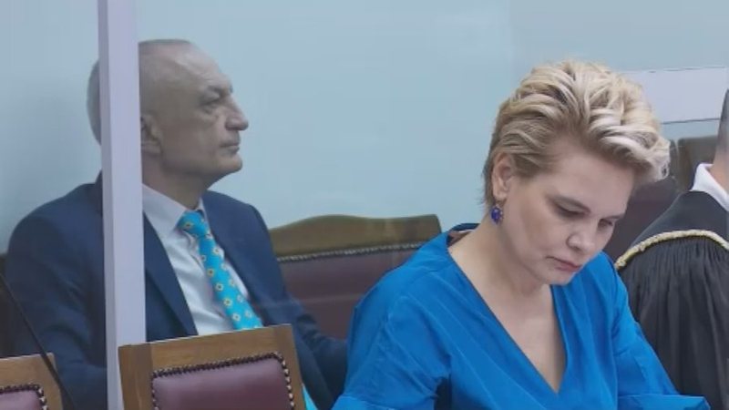 Meta-Kryemadhi sherr në GJKKO, akuzojnë njëri-tjetrin për vjedhje. Nxehet Mona: Boll se nuk duroj më! Mos u merr me llafe grash