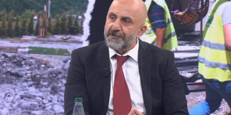 Romeo Kara reagon ashpër ndaj PD: Nuk ngrihen 300 mijë shqiptarë për t’i dhënë pushtetin çunit të Fahri Balliut!