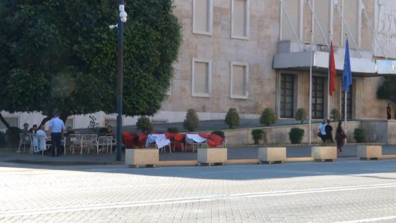 Mund të numërohen me gishtat e dorës, vetëm 5 tubues kalojnë natën te kryeministria pas protestës