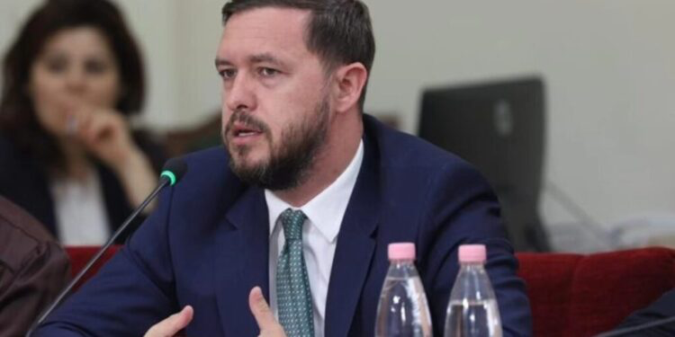 “PD të mos flasë në emër të protestës”, deputeti i PS: Partitë politike janë të fundit që duhet të…
