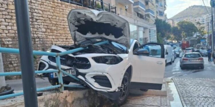 Aksident i frikshëm në Sarandë, makina çan barrierat e rrugës, shpëton mrekullisht turisti francez