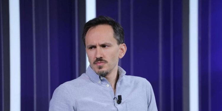“Për çfarë proteston?”/ Deputetja e PS-Muçit: Pse hesht për vilat e babait tënd në zonën e mbrojtur?