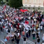 Ndërkombëtarizimi / Pas anglezit të dehur, grupi i moldaveve te ‘Selvia’ i bashkohet protestës, nis ngritja e qeverisë teknike në Whatsapp! A do aplikojë Pilinçi?