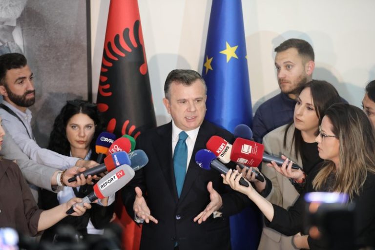 “Tullumbacja ka plasur në sytë e shqiptarëve”, Balla: Protestat të influencuara nga shtete armiqësore! Koçeku? Të dorëzojë mandatin e deputetes, ia ka dhënë PS