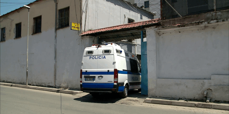 Tragjike në paraburgimin 313, dy punonjës humbin jetën brenda pak orësh! Dyshohet për…
