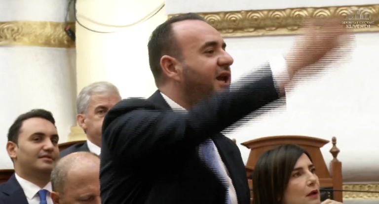“Ia di ti muhabetet kryetarit tënd, jo unë”, Balliu përplaset me Muçin: Këtej shpërndan fondet e BE, këtej themelon parti