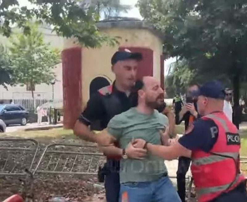Përshkallëzohet tensioni para Parlamentit, policia arreston Dritan Goxhajn