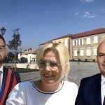 SPAK mer të pandehur ndrikullën e Salillarit (Entela Çanon), pasi u ‘dogj’ vetë përgatit të bijën për afera korruptive. Si e mësoi Çuçkën e Kolonjës të përlajë fondet publike. Oligarku drejt arrestimit për një dosje tjetër