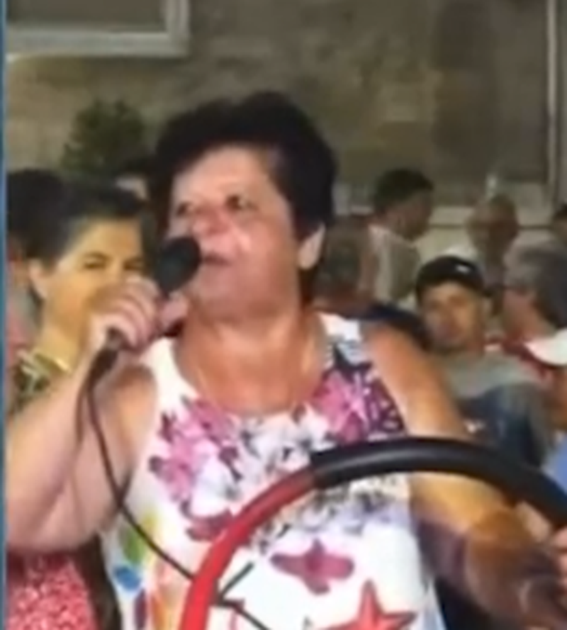 Protestë edhe për hallet e zemrës: Jam këtu se më ka lënë burri